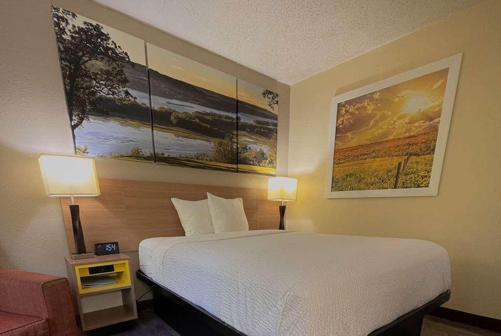 Days Inn & Suites By Wyndham Kaukauna Wi Номер фото